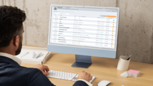 Professionnel analysant des écritures comptables via Counteo