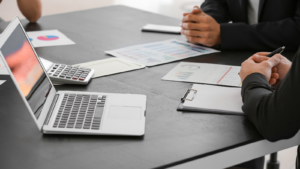 Fiduciaire en réunion avec des clients autour de documents financiers