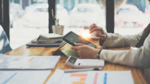 Collaborateur en fiduciaire utilisant une tablette