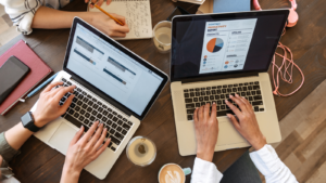 Équipe travaillant sur des outils digitaux pour la gestion comptable et administrative