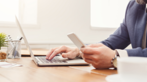 Professionnel de fiduciaire utilisant des outils numériques pour améliorer l’organisation et le suivi de ses dossiers clients