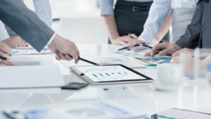 Fiduciaires échangeant autour d’analyses financières