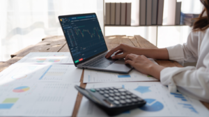 Comptable utilisant des outils numeriques pour analyser des donnees financieres